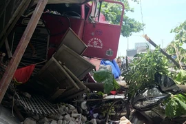 Đang đi bộ trên đường, bị container đâm chết