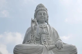 Tượng Bồ tát bằng đá trắng lớn nhất Việt Nam