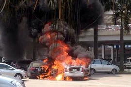 Hai ôtô cháy ngùn ngụt tại bãi xe sân bay Nội Bài