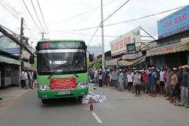 Người đàn ông chết thảm dưới bánh xe buýt