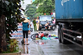 Ngã xuống đường bị container cán tử vong