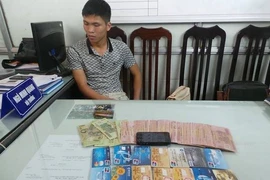Bắt người Trung Quốc in thẻ ATM giả rút hơn 100 triệu đồng
