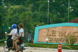 Gái bán dâm ở sòng bài biên giới