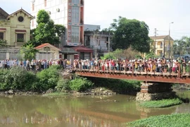 Thi thể nữ đang phân hủy trôi trên sông ở Thanh Hóa
