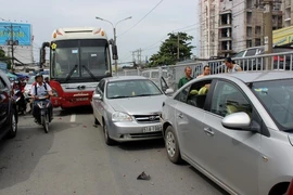Phóng nhanh, xe khách gây tai nạn liên hoàn