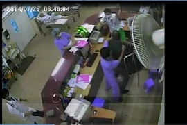 Bác sĩ bệnh viện Bạch Mai bị người nhà bệnh nhân hành hung