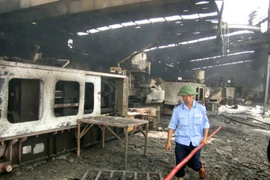 Kho hàng hơn 4.800 m2 chìm trong lửa