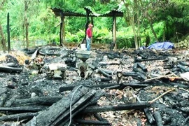 Cháy nhà sàn 5 gian, cả gia đình phá vách chạy thoát