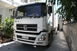 Xe đông lạnh chở hàng chục nghìn bao thuốc lá lậu