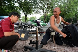 Tiệm sửa ghế di động của ông Tuấn 'trọc' ở Sài Gòn