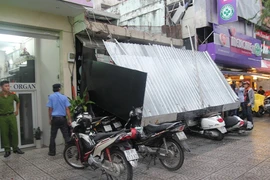 Mưa lốc, biển quảng cáo sập đè nát chín xe máy