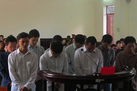 Chín bị can hầu tòa vì trộm 128 tấn bã đậu nành