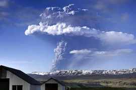 Iceland ban hành báo động đỏ sau khi núi lửa tiếp tục phun trào 