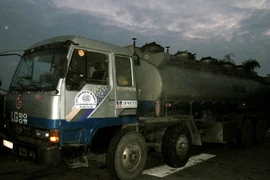 Phát hiện ba xe bồn chở chất thải nguy hại