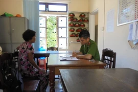 Truy tìm người đàn ông dùng vàng giả lấy card điện thoại