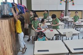Bất ngờ xem ba lô, tủ đồ của học sinh tiểu học