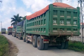 Tạm giữ đoàn xe chở cát quá tải gấp đôi quy định