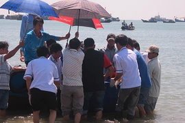 Đưa thi thể thuyền trưởng bị mất tích vào bờ để khám nghiệm