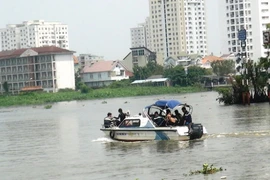 Liên tiếp hai thanh niên nhảy cầu Bình Triệu