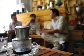 Phát hiện cơ sở sản xuất chế biến cà phê bột… dưới sàn nhà dơ bẩn