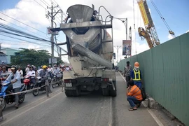 Sản phụ bị xe trộn bê tông cán chết, bé sơ sinh rớt ra đường 