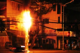 Cột điện phát cháy khủng hoảng, bốn lực lượng ập vào