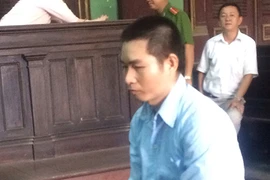 Bị cáo mua bán người quỳ lạy toà xin chiếu cố