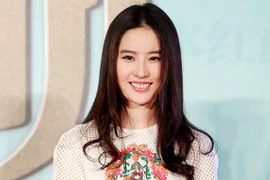 Lưu Diệc Phi toát mồ hôi khi đóng cảnh nóng