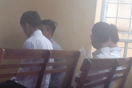 Bênh bạn, một người chết, sáu người hầu tòa