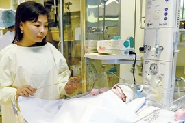 Bé sơ sinh văng ra đường 'có sức sống mãnh liệt'