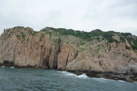 Vẻ đẹp hùng vĩ của bãi Đá Vách