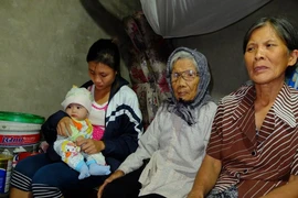Gia đình 'ngẩn ngơ truyền đời'