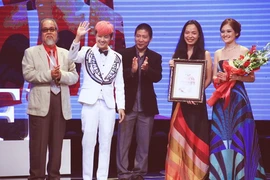 ‘Đập cánh giữa không trung’ được vinh danh
