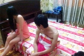 Chụp ảnh gái bán dâm khỏa thân, tung lên mạng để “chào hàng”