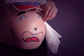 Diễm Hương hồn nhiên khoe bụng bầu vẽ mặt hài hước