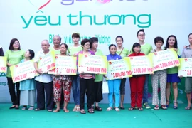Nghệ sĩ Việt hết lòng vì bệnh nhân nghèo