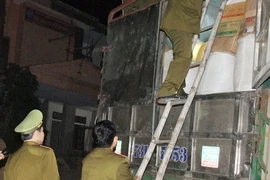 CSGT bắt 2 xe ô tô chở số lượng lớn hàng lậu Trung Quốc