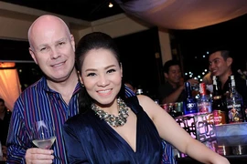 Thu Minh hạnh phúc 'khoe' bụng bầu 4 tháng