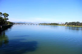 Trung úy lao xuống sông sâu cứu người