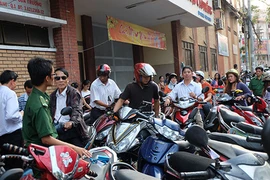 'Đỏ mắt' tìm chỗ để xe vào đường hoa Hàm Nghi
