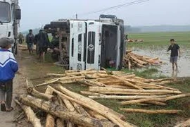Lật xe chở gỗ, một người chết, một bị thương nặng