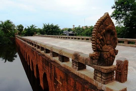 Cầu đá ong 1.000 năm tuổi gần Angkor Wat