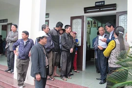 Hàng trăm công nhân chặn cổng phản đối công ty bán máy, thiết bị