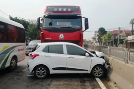 5 người trên ôtô 4 chỗ la hét khi bị tông xa 30 mét