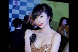 Người đẹp Việt “đốt mắt” với váy 2 dây trễ nải