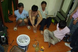 Khám nhà cán bộ Chi Cục thuế, phát hiện ma túy và lựu đạn