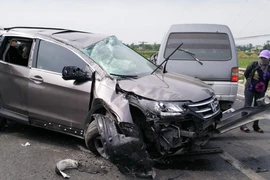 Xe con lao qua dải phân cách, 4 người bị thương