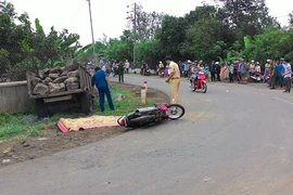 Một người đàn ông bị máy cày cán chết