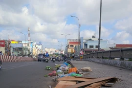 Rác thải vứt ngổn ngang trên cầu Chợ Cầu