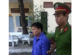 Bấm huyệt cho bé nhỏ rồi giở trò đồi bại
